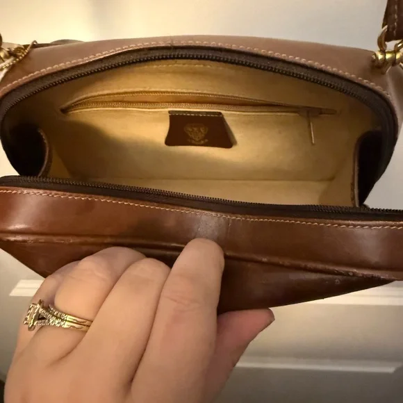 Gucci Elegant Brown Leather Crossbody Bag